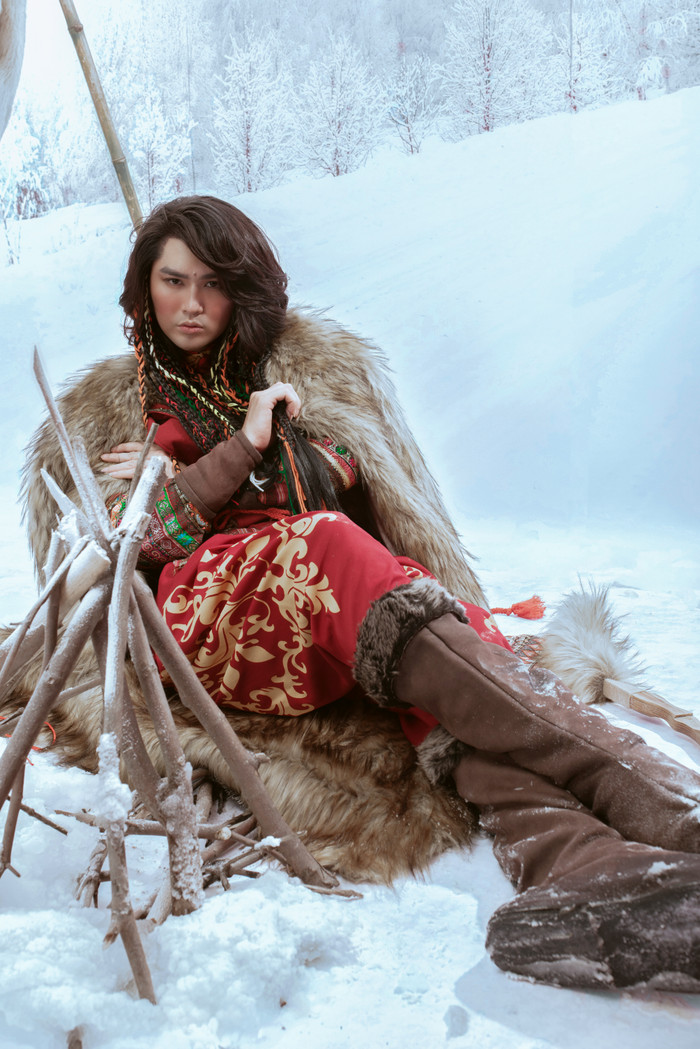 Loạn nhịp tim với tạo hình hoang dã đón năm mới của siêu mẫu nam tóc dài Ảnh 4