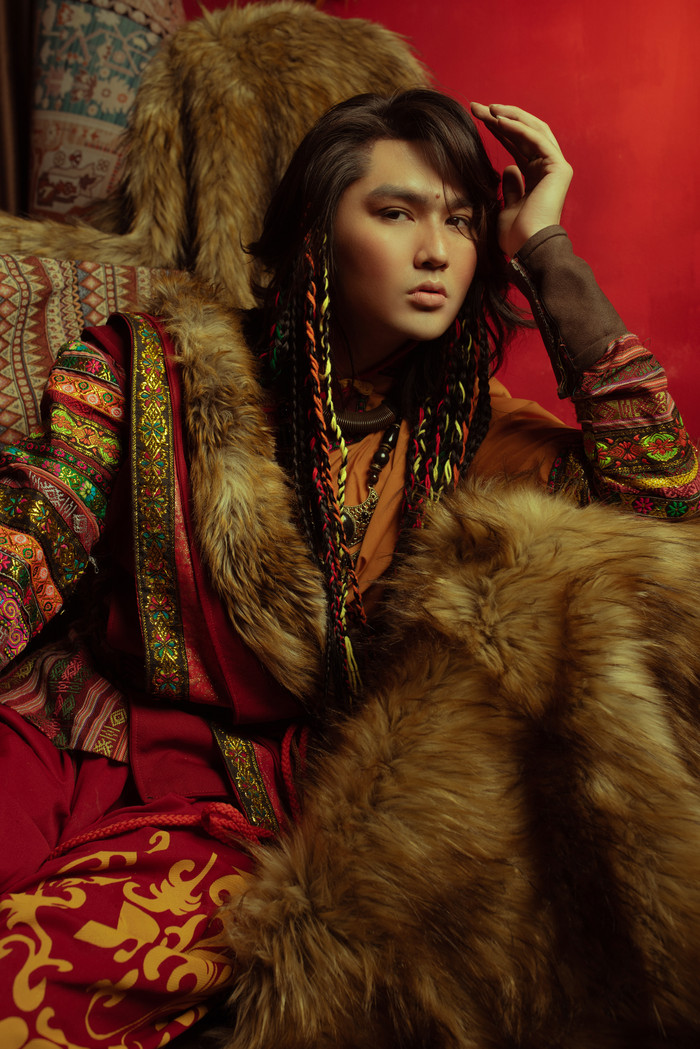 Loạn nhịp tim với tạo hình hoang dã đón năm mới của siêu mẫu nam tóc dài Ảnh 7