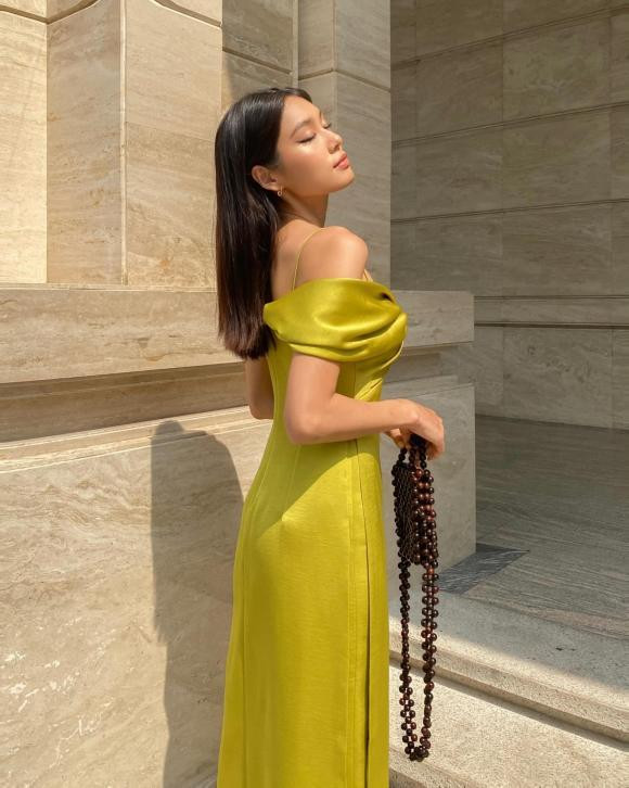 Cô nàng duỗi tóc thẳng thanh lịch, trang điểm nhẹ nhàng. 