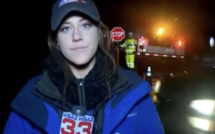 Khoảnh khắc phóng viên bị ô tô đâm trúng khi đang đưa tin truyền hình trực tiếp Ảnh 2