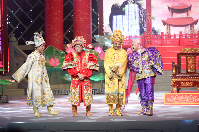 Trang phục rực rỡ của dàn sao Táo Quân.