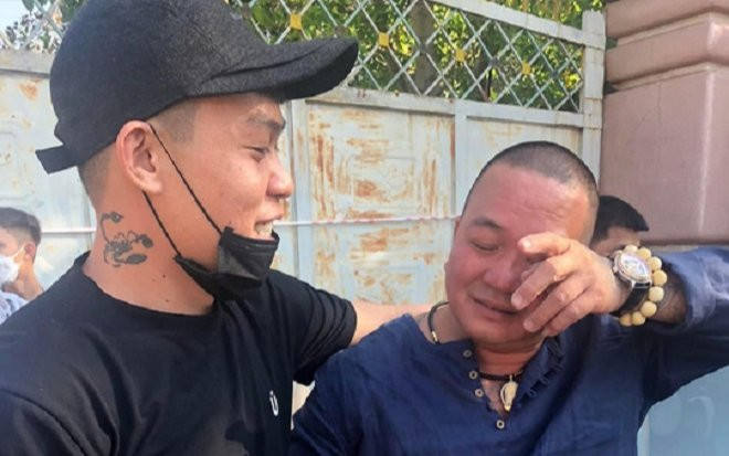 Ra tù sau 22 năm thụ án, trùm giang hồ Hải 'bánh' bật khóc trong vòng tay chờ đón của người thân Ảnh 2