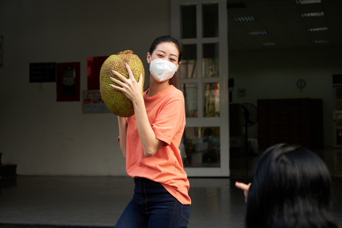 Bên cạnh những lúc trao quà, nàng Hậu còn khiến mọi người thích thú trước những khoảnh khắc dễ thương của mình.