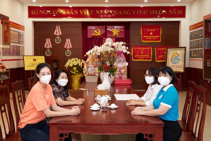 Hoa hậu Khánh Vân trao tặng quà cho người dân nghèo cận Tết Nhâm Dần 2022.