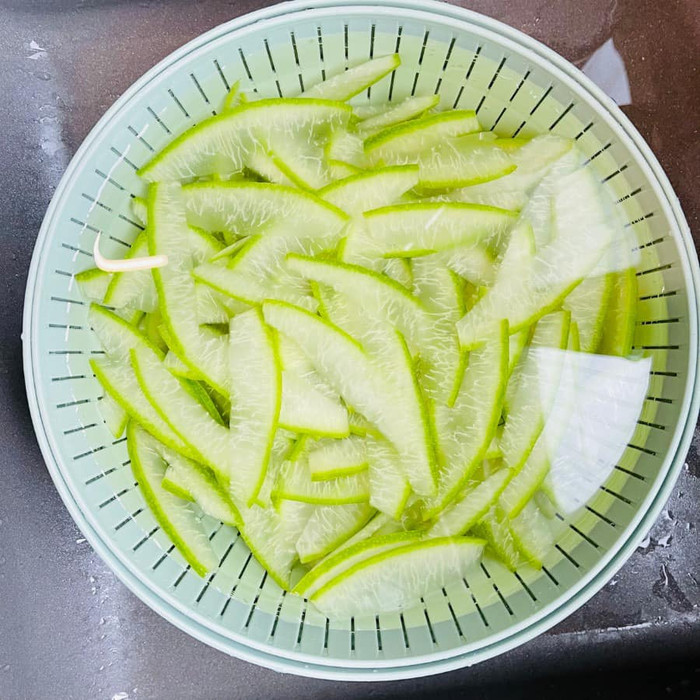 Lần rửa cuối vắt bưởi khô bừa để đem đi ướp đường.