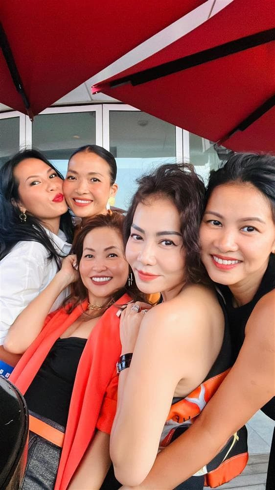 Ở tuổi 43, Thu Minh nhận nhiều lời khen nhờ sở hữu nhan sắc tươi trẻ, hình thể cân đối.