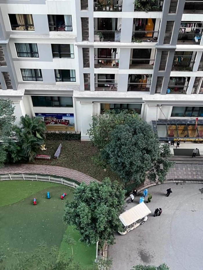 Hiện trường bé trai rơi từ tầng cao chung cư.