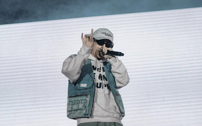 Chưa kịp hát thì đã bị fan giật hết spotlight, Sơn Tùng liền buông lời 'cà khịa' Ảnh 2