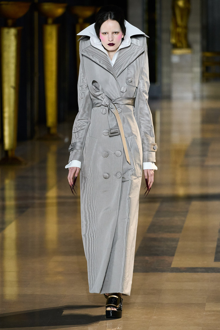 'Rợn người' với BST Haute Couture lấy cảm hứng ma cà rồng của Viktor & Rolf Ảnh 14