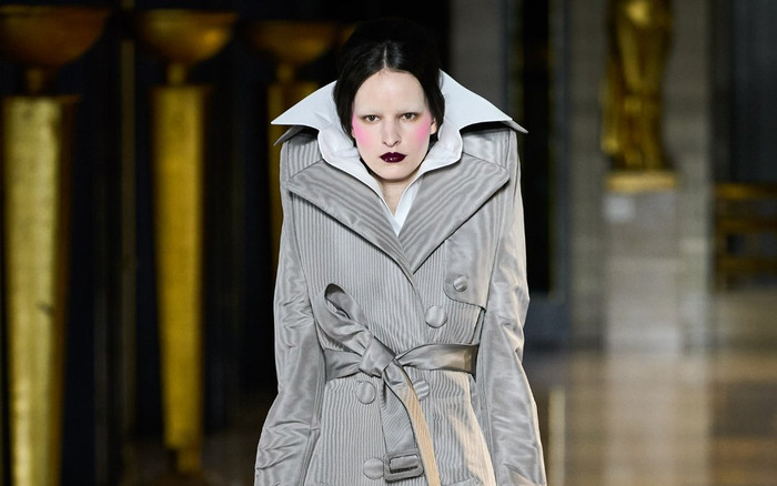 'Rợn người' với BST Haute Couture lấy cảm hứng ma cà rồng của Viktor & Rolf Ảnh 2