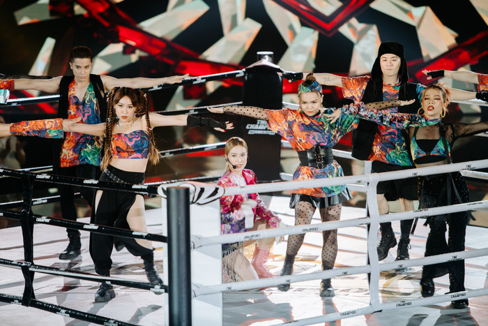 Hoàng Thùy Linh xuất hiện tại sân khấu boxing của The Champion với tiết mục Gieo Quẻ