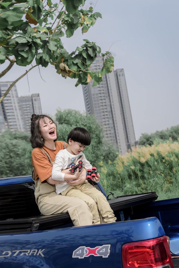 Hai mẹ con vui vẻ, lí lắc bên nhau