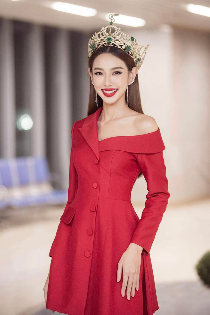 Chiếc váy với phần cúp lấy ý tưởng từ vest, phom dáng tinh tế, đơn giản nhưng sang trọng. 