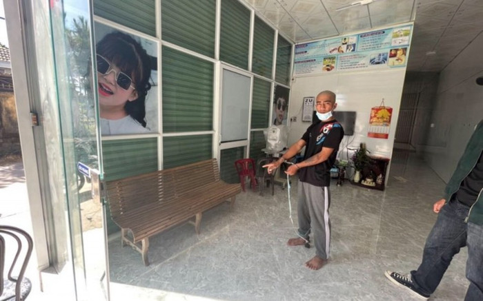 Vào nhà giật điện thoại trên tay cháu bé 6 tuổi rồi tặng cho bạn gái sử dụng Ảnh 2