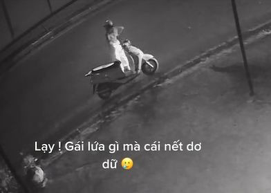 Cô gái dừng xe, giả vờ tập thể dục. 