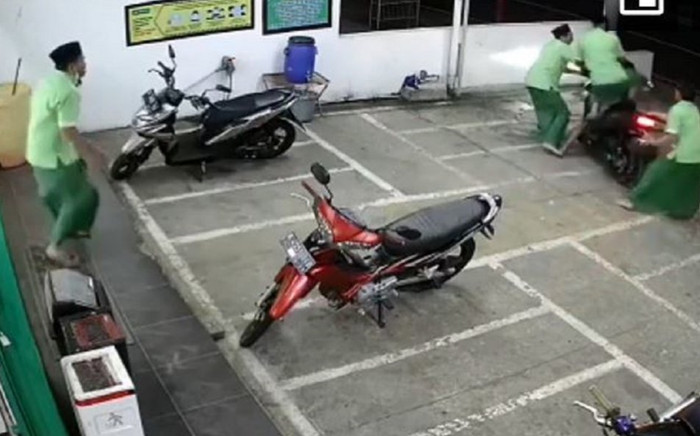 4 nam sinh mặc váy 'tung cước' khiến tên trộm xe máy bỏ chạy trối chết Ảnh 2