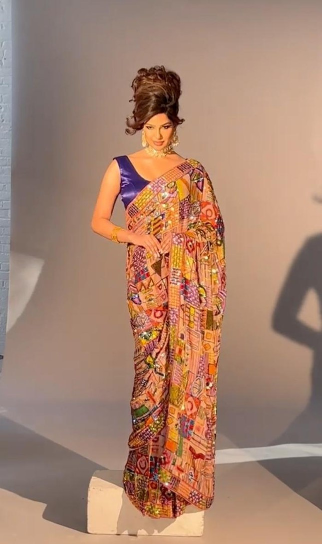 Mặc trang phục truyền thống saree của Ấn Độ, cô cũng không được đánh giá cao vì lỗi làm tóc, trang điểm. Vẻ tươi trẻ của Miss Universe bị cộng thêm rất nhiều tuổi với layout này.