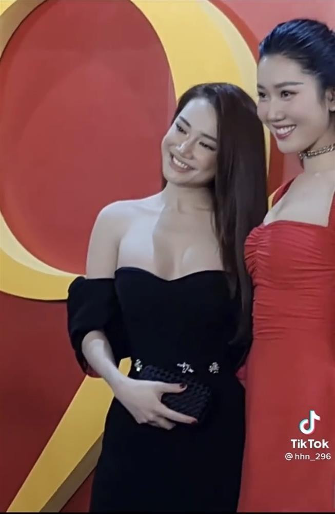 Nhan sắc mẹ bỉm dễ làm dân tình xuýt soa. 