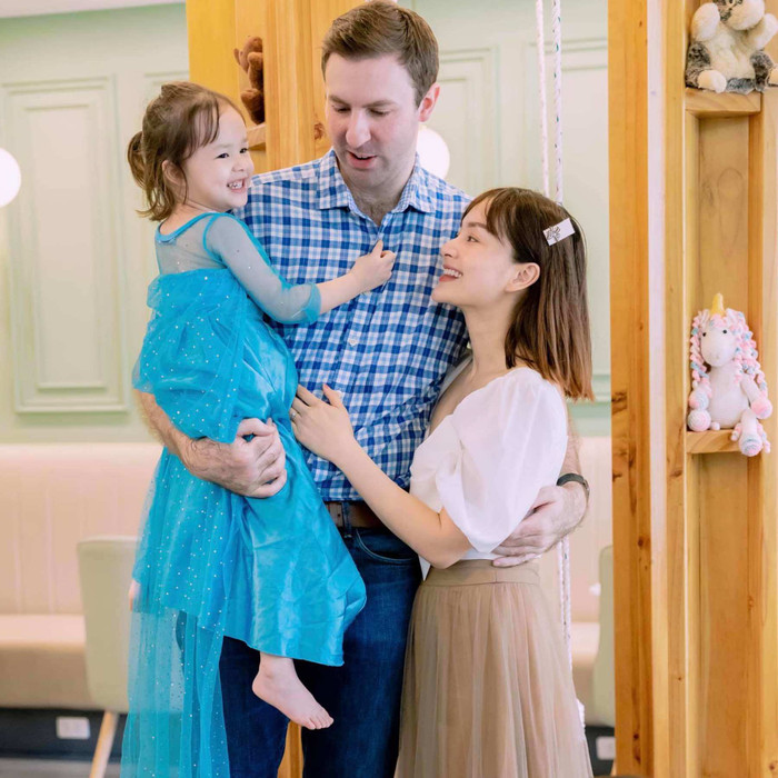 Khá nhiều bình luận quan ngại khi thấy cặp đôi 'đũa lệch' vì David cao hơn 2 mét.