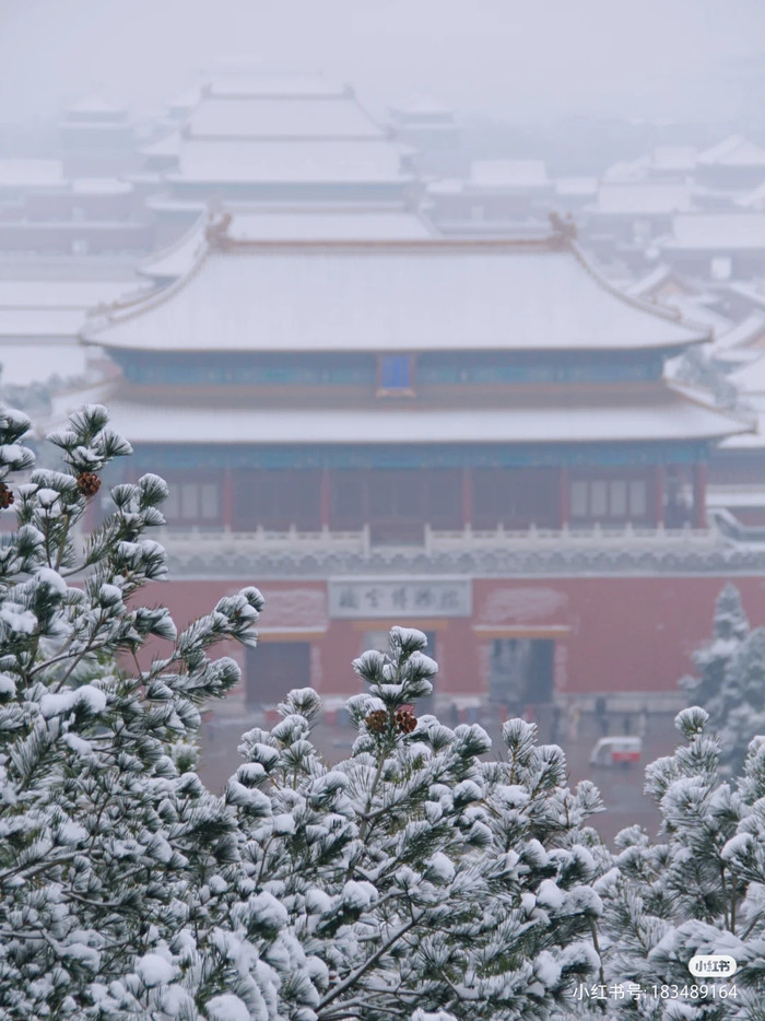 Tuyết phủ trắng tại không gian đậm chất cổ kính.