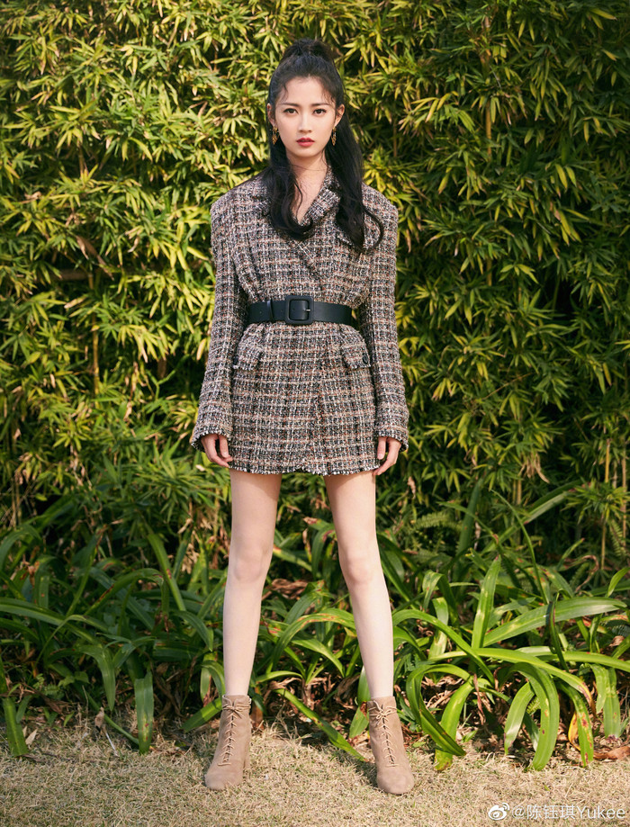 Đôi lúc thử nghiệm với vest phom đứng nhưng có vẻ những gì nhẹ nhàng nền nã sẽ hợp với cô hơn. 