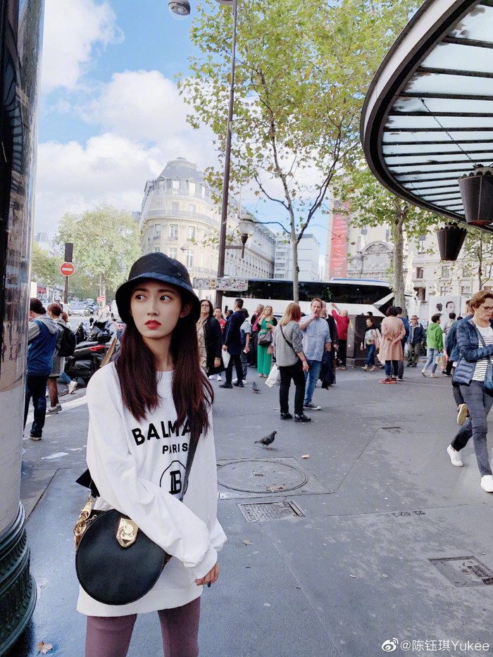 Cô nàng cũng sử dụng hàng hiệu, nhưng không hề tạo cảm giác phô trương. 