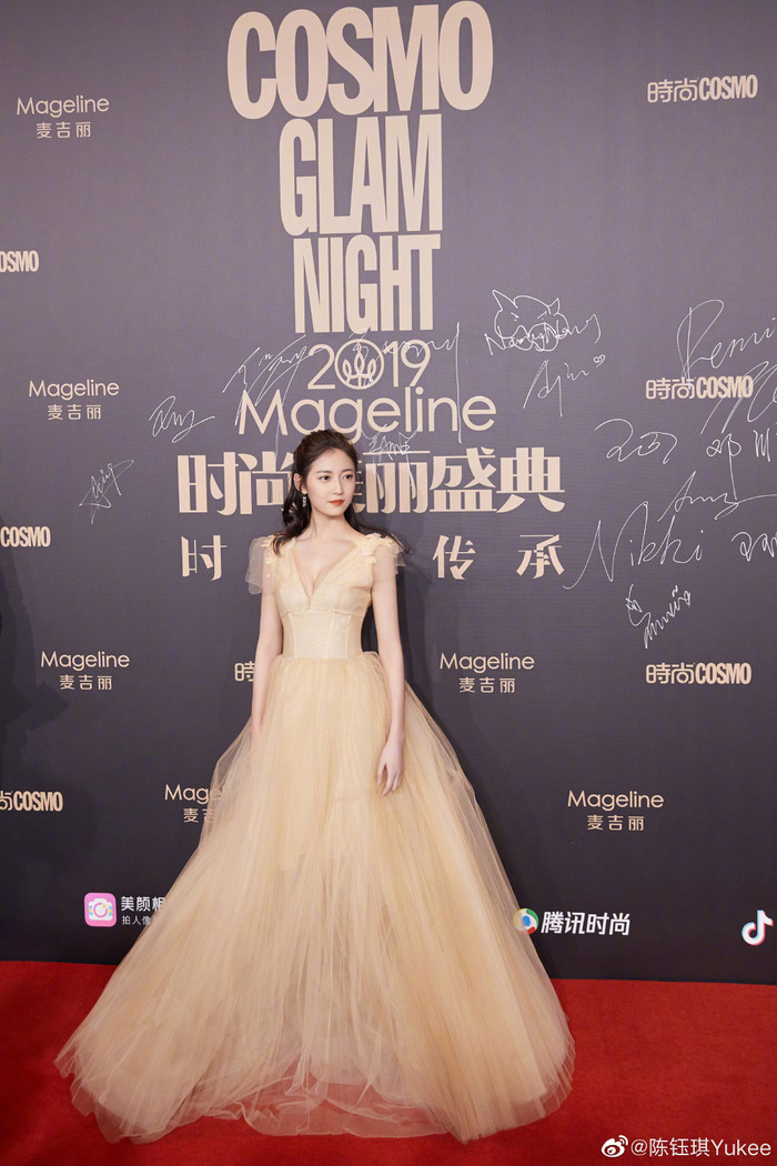 Với gương mặt đẹp tao nhã cùng làn da trắng sứ, Trần Ngọc Kỳ được ví như 'tiểu thần tiên tỷ tỷ' của showbiz. 