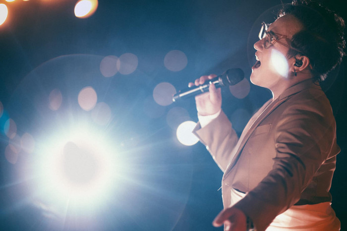 Nam ca sĩ 'chơi khó' khi vừa tập plank vừa trổ tài hát live cực ngọt, khiến netizen không khỏi xuýt xoa Ảnh 7