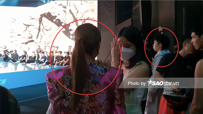 Cả hai xuất hiện chung một khung ảnh nhưng lại ngó lơ nhau