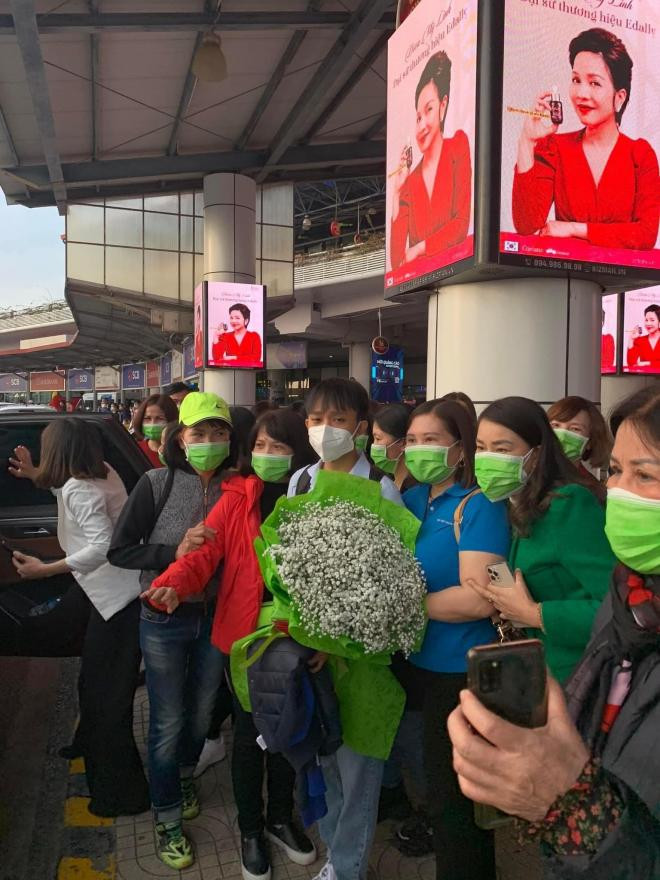 Hồ Văn Cường được fan vây kín tại sân bay.