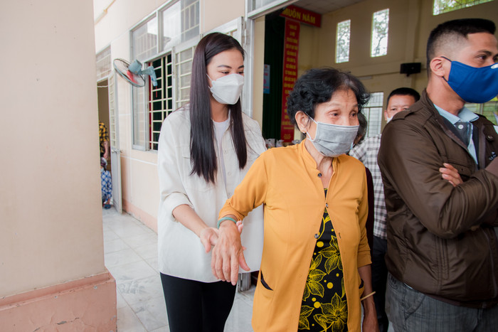 Kim Duyên ăn mặc giản dị, trở về Cần Thơ trao quà từ thiện: 'Chỉ mong bà con đón Tết ấm no' Ảnh 6