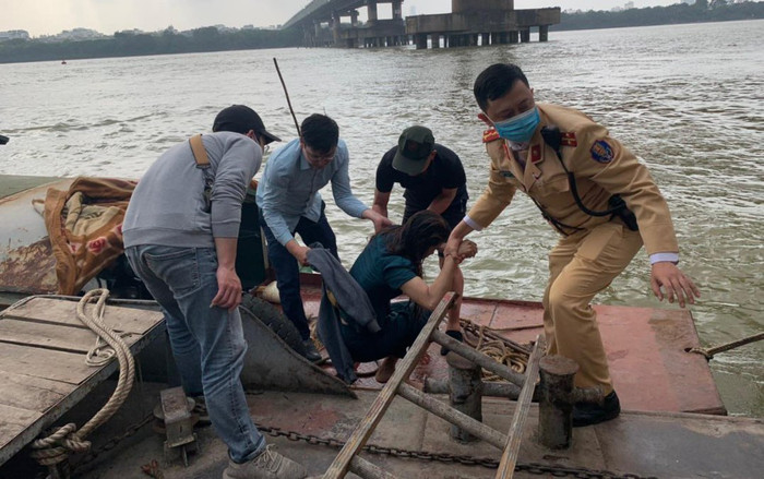 Buồn chuyện gia đình, người phụ nữ nhảy cầu Chương Dương tự tử ngày giáp Tết Ảnh 2
