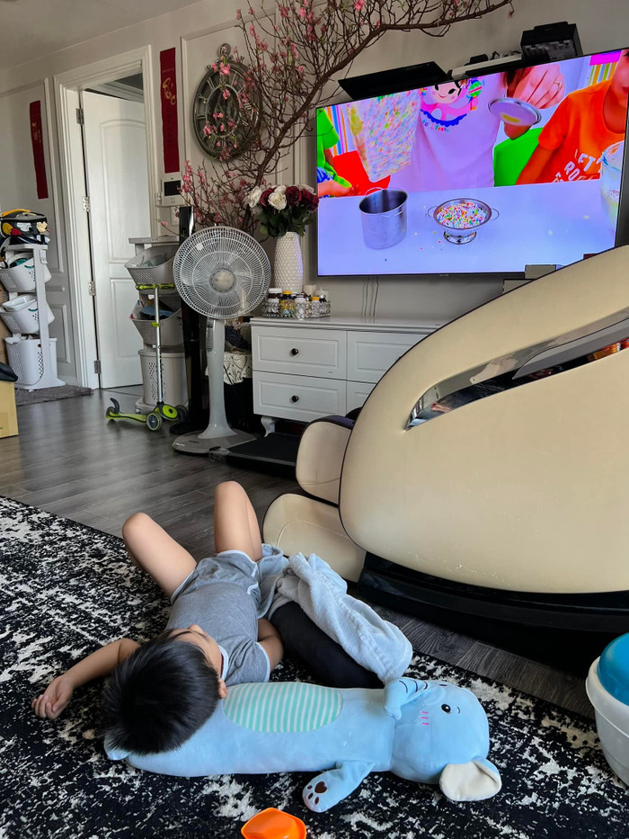 Thúy Diễm thì đi quay từ sáng sớm. 