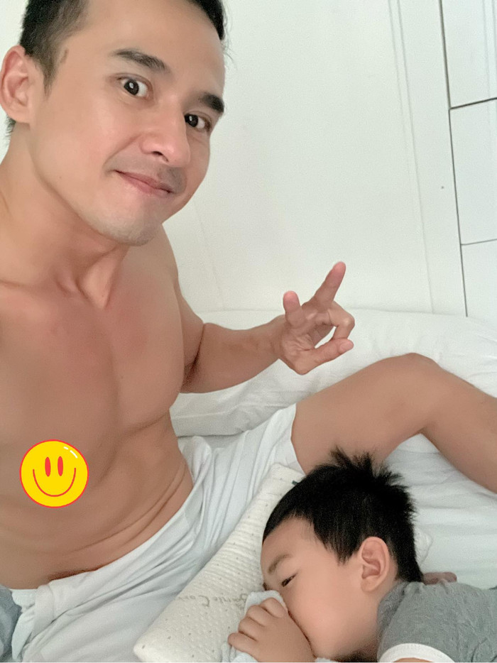 ừa đi quay suốt 24 tiếng, Lương Thế Thành vẫn không nghỉ ngơi và luôn trông chừng cậu con trai.