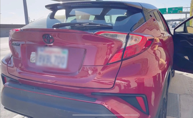 Chiếc xe của cô chỉ bị trầy xước nhẹ sau khi xảy ra va chạm.