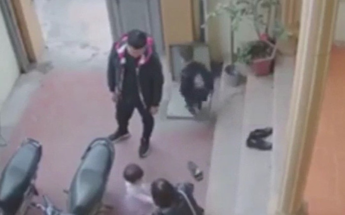 Clip: 'Đứng tim' khoảnh khắc cháu bé chạy nhảy, vô tình rơi thẳng xuống bể nước ngầm Ảnh 2