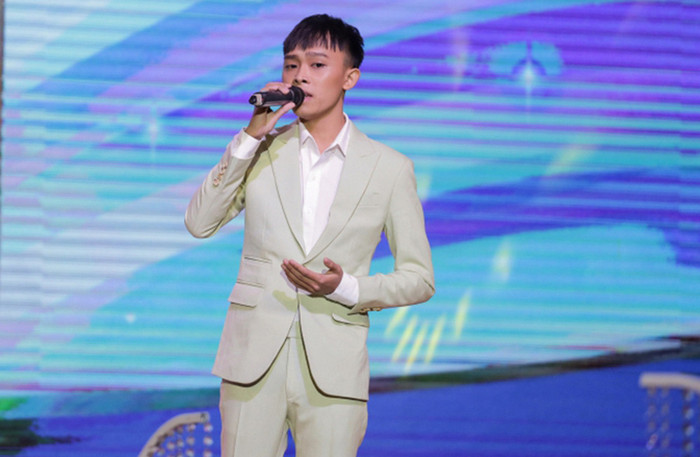 Sân khấu mới nhất của Hồ Văn Cường ở Hà Nội gây tranh cãi về giọng hát.