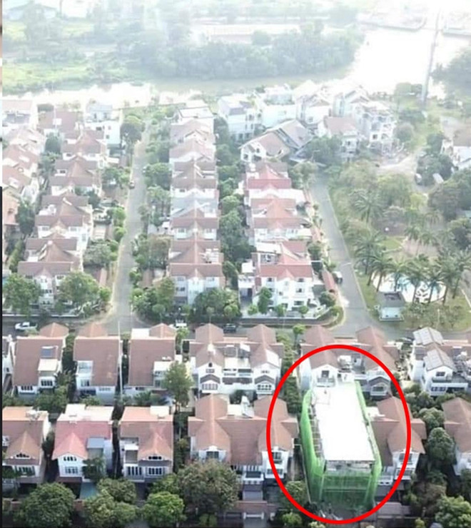 Hình ảnh được cho là ngôi biệt thự của Thủy Tiên - Công Vinh bơ vơ giữa khu phố