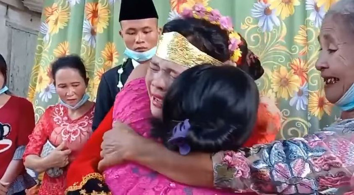 Cô dâu khóc lóc sướt mướt trước khi về nhà chồng.&nbsp;