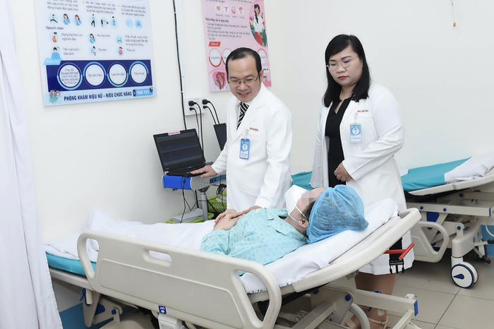 Các bác sĩ đang hướng dẫn người bệnh tập cơ sàn chậu