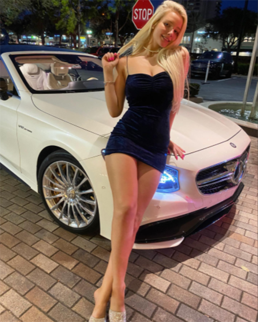 Cuộc sống của triệu phú hot girl ở tuổi 19: Sở hữu 7 căn nhà, có phòng riêng cho chó Ảnh 3