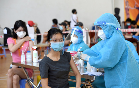 Người dân được tiêm vắc xin COVID-19 tại quận Gò Vấp, TP.HCM - Ảnh: DUYÊN PHAN