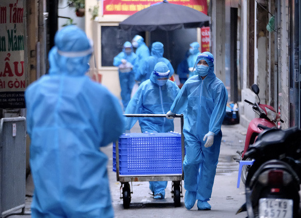 Lực lượng chức năng lập vùng cách ly và tiếp tế vật dụng thiết yếu tại nhiều khu vực thuộc phường Giảng Võ, Ba Đình, Hà Nội thời điểm phát hiện hàng chục ca F0 - Ảnh: NAM TRẦN