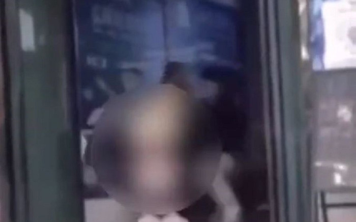 Cự cãi với bạn trai, cô gái trẻ nổi giận rồi... tụt váy để 'ăn vạ' giữa chốn đông người Ảnh 2