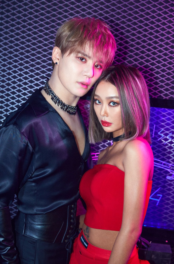 Junsu gặp sự cố rách quần vì diễn quá sung và pha cứu nguy của Hyolyn thu hút sự chú ý.