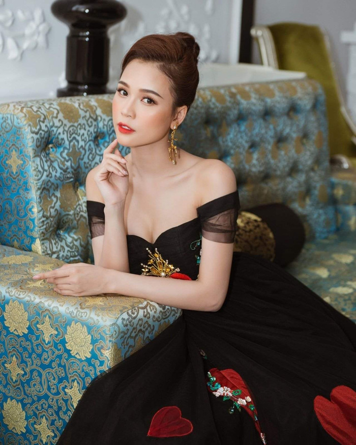 Tham dự sự kiện, người đẹp ưu ái các thiết kế quyến rũ, khoe khéo hình thể. 