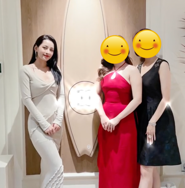 Bộ cánh đơn giản, nhẹ nhàng, tưởng kín bưng mà lại rất 'hở', thế nhưng có vẻ vòng bụng của Chi Pu theo đó cũng to ra hơn thì phải. 