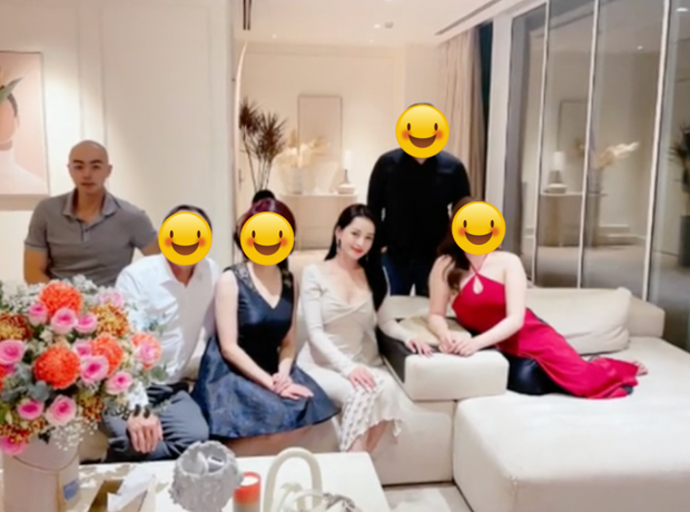 Lúc ngồi trang phục thêm lần nữa 'dở chứng', làm vòng eo của cô chẳng còn yên vị trí, một lầ n nữa dấy lên lời đồn bầu bí. 