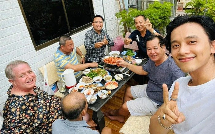 Về phía Mai Tài Phến, anh chàng cũng thoải mái chia sẻ hình ảnh vui vẻ hội ngộ bạn bè dịp cuối năm.