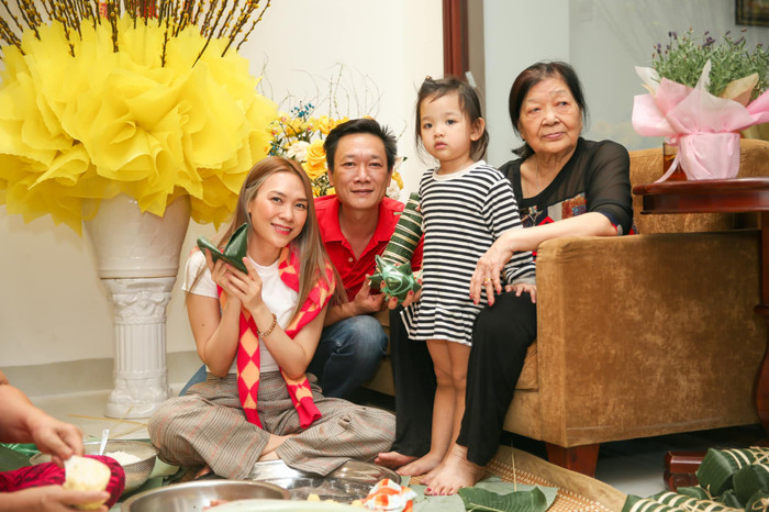 Mỹ Tâm vui vẻ gói bánh chưng cùng gia đình.